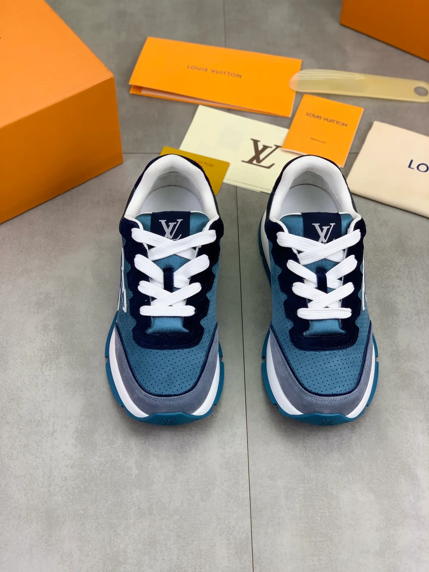 Factory price P700 💶 Top version [LOUIS VUITTON] Couple 🧑‍🤝‍🧑 Craftsman style Counter series (original order) New style 🍀LV Louis Vuitton - top version LV classic high-top trendy shoes! Made of imported original craft calfskin, original breathable lining, and original wear-resistant, lightweight, high-end TPU outsole! High quality products! 2️⃣ colors available, size: male 38-44 (45 46 customized)
